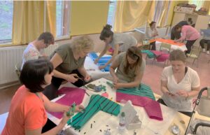 Madres haciendo manualidades. Ir a leer más sobre Actividades con las Madres y los Padres