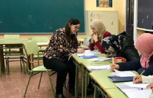 Trabajadora impartiendo clases. Ir a leer más sobre: Aprendizaje del Idioma