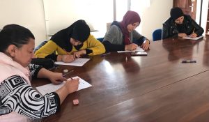 Personas usuarias escribiendo. Ir a leer más sobre: Formación en Competencias Clave